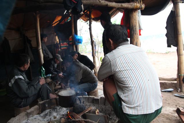 Hà Nội lạnh thấu xương, nhiều người vẫn vô tư ra sông Hồng ngụp lặn như giữa mùa hè